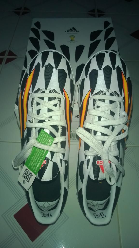 Cần bán Giày đá banh sân cỏ nhân tạo, hiệu Adidas chính hãng, mới 99%.