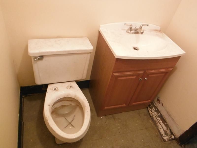 bathroombefore2_800x600_zpsf231bbe1.jpg