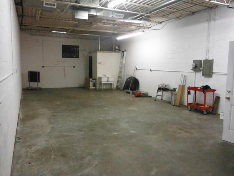emptyshop2_800x600_zps8ea795dd.jpg