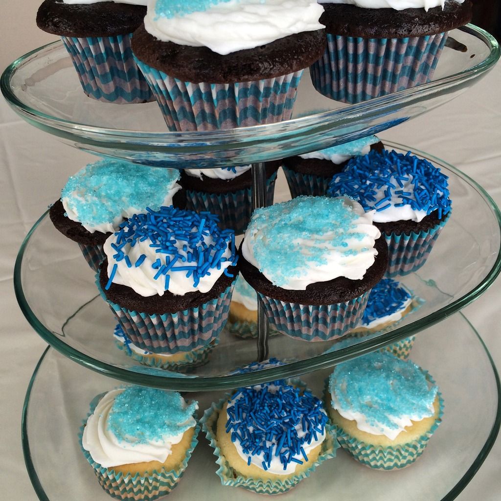 blue sprinkle cupcakes